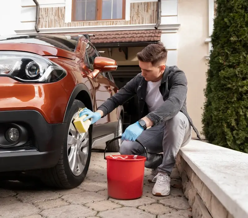 Lavage auto à domicile Bourguébus : professionnel intervenant sur un véhicule